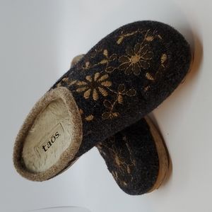 Embroidered wool Taos clogs size 39 8.5